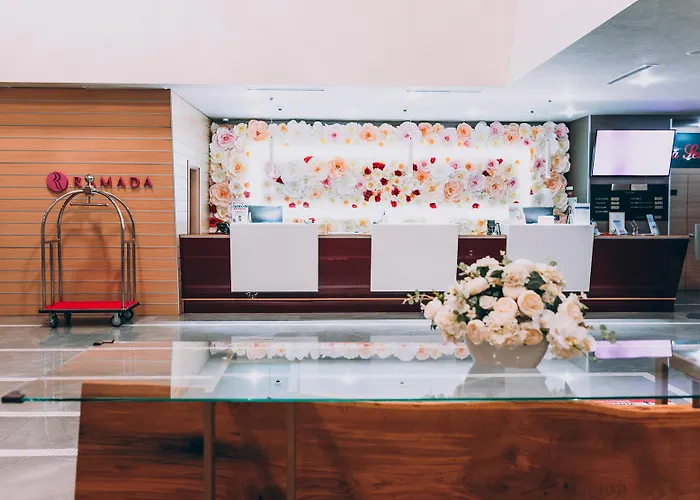 Отель Ramada By Wyndham Констанца